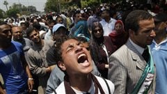 Des �gyptiens manifestent devant la Cour supr�me au Caire, le 14 juin, pendant l�examen de la candidature � l��lection pr�sidentielle du dernier premier ministre d�Hosni Moubarak, Ahmed Shafiq