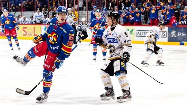 Teuvo Teravainen (gauche)