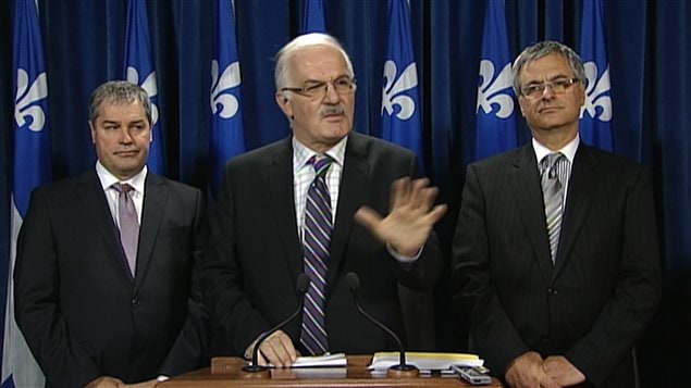Le juriste Jean-Pierre Ménard, entouré des ministres Yves Bolduc et Jean-Marc Fournier