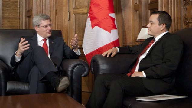 Shawn Atleo et le premier ministre Stephen Harper au Parlement à Ottawa.