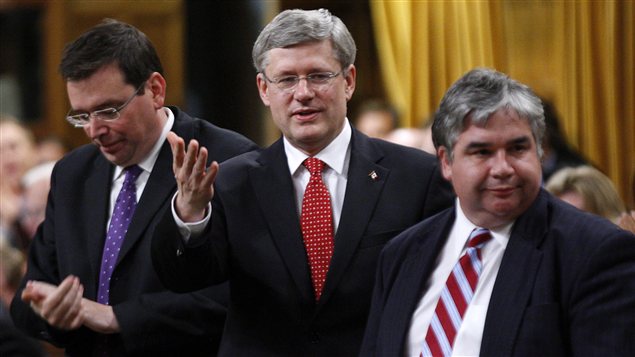 Le premier ministre, Stephen Harper (centre), le ministre de l'Industrie, Christian Paradis (gauche), et le leader du gouvernement en Chambre, Peter Van Loan(droite).