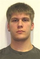 Travis Brandon Baumgartner est considéré comme une personne d'intérêt par la police, relativement à la fusillade qui a coûté la vie à trois agents de sécurité.