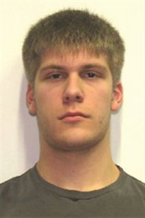 Travis Brandon Baumgartner est considéré comme une personne d'intérêt par la police, relativement à la fusillade qui a coûté la vie à trois agents de sécurité.