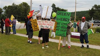 Un groupe de résidants de l'île Manitoulin manifeste son opposition au projet éolien
