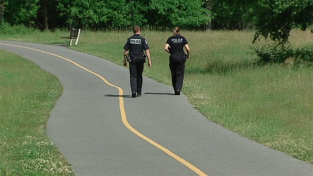Des policiers ratissent le secteur à la recherche d'indices.