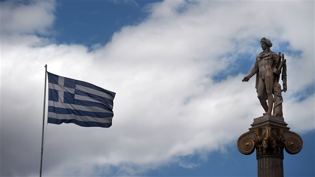 Drapeau grec et statue