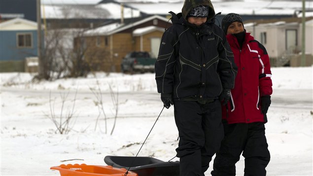Des enfants dans la communauté autochtone d'Attawapiskat, en décembre 2011