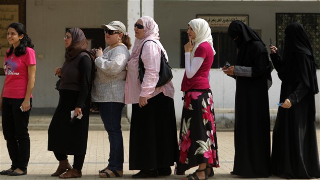 File d'attente devant un bureau de vote au Caire