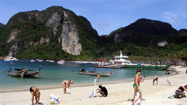 Une des îles de l'archipel Phi Phi, dans le sud de la Thaïlande, attire de nombreux touristes.