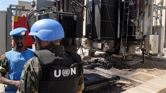 Un observateur des Nations unies visite une centrale électrique à la suite d'une explosion.
