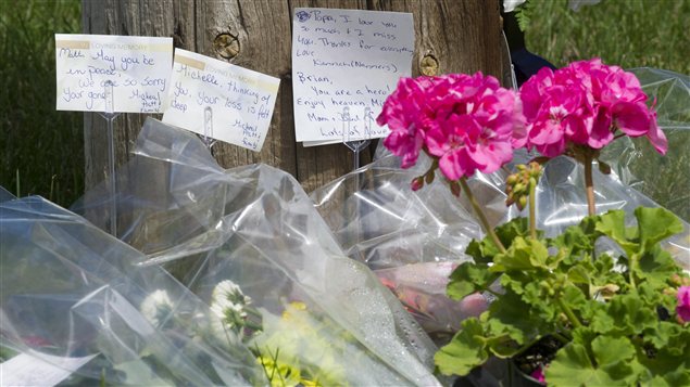 Des fleurs ont été déposées devant les bureaux de l'entreprise G4S à Edmonton, à la mémoire des trois employés qui ont été tués dans une fusillade vendredi à l'Université d'Alberta.