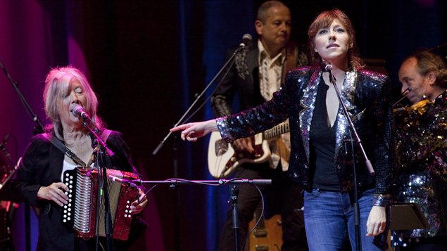 La soeur de Kate McGarrigle, Anna (à gauche), et sa fille Martha Wainright (à droite) lors d'un spectacle hommage à la défunte chanteuse et musicienne au festival Luminato de Toronto, le 15 juin 2012