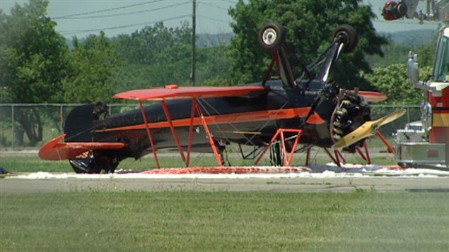 Un avion biplan s'est renversé à Ottawa.