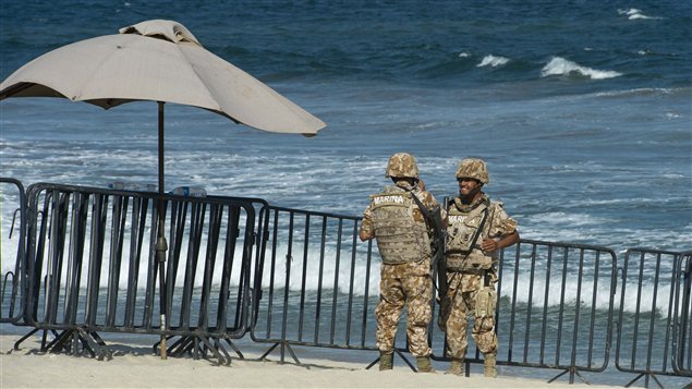 Une plage de San Jose del Cabo, dans l'État de Basse-Californie du Sud, surveillée par les militaires mexicains, quelques jours avant la tenue du G20
