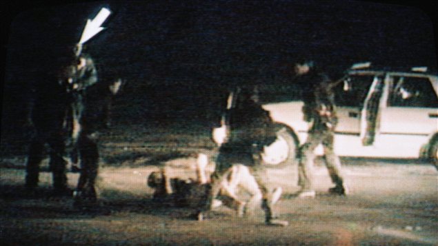 Image de la vidéo où l'on voit des policiers tabasser Rodney King, le 15 mars 1991.