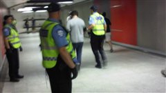 Une personne arr�t�e au m�tro Berri-UQAM