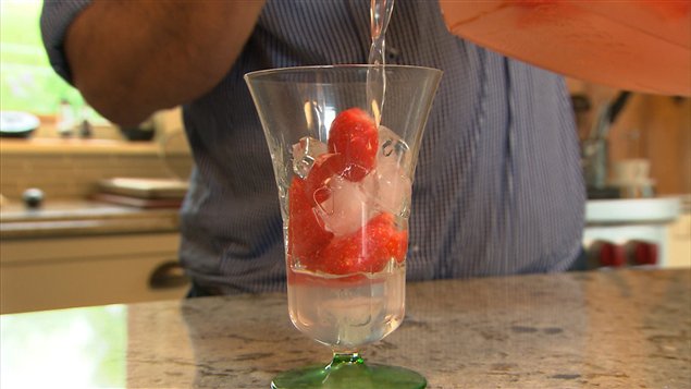 Jugo de ruibarbo, vodka y fresa: un cocktail rosado muy refrescante.