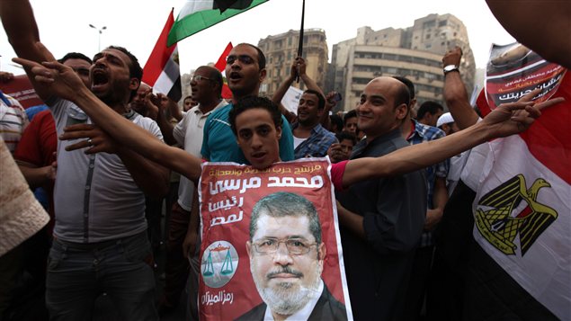 Les partisants du candidat des Frères musulmans se rassemblent à place Tahrir, au Caire.