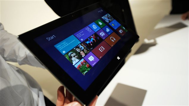 Microsoft dévoile Surface, sa nouvelle tablette électronique, lors d'une conférence de presse à Los Angeles le 18 juin 2012.