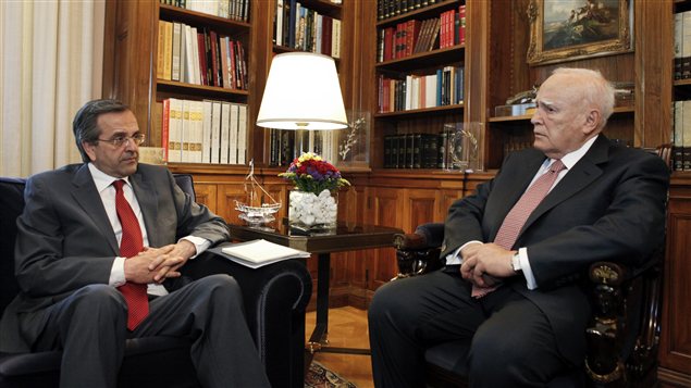 Antonis Samaras, chef du parti de droite Nouvelle Démocratie, est reçu par le président de la Grèce, Carolos Papoulias, qui lui confie le mandat de former un gouvernement de coalition (18 juin 2012).