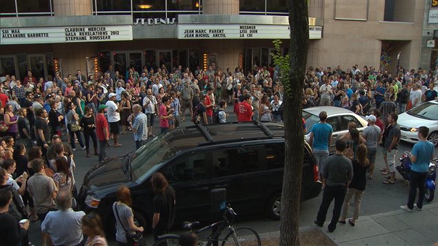 Minimanifestation devant le théâtre St-Denis à l'entracte du spectacle de la Coalition des humoristes indignés.