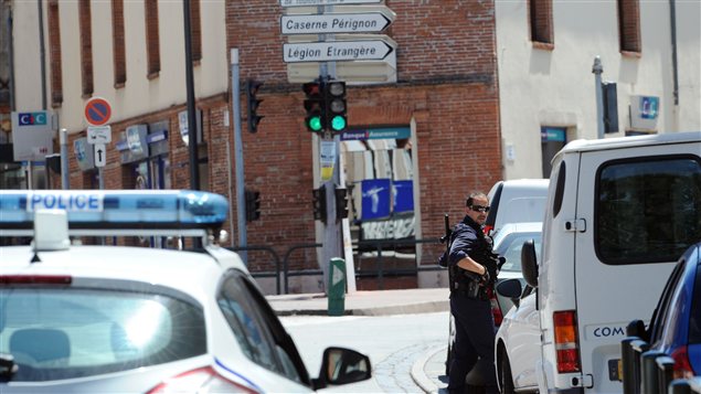 Les policiers cernent le secteur entourant la banque où un homme a pris quatre personnes en otages, à Toulouse.
