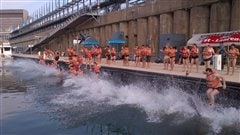 @Maxime Couti�/Radio-Canada | Baignade symbolique dans le fleuve Saint-Laurent