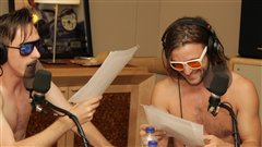 Jocelyn Lebau et Francis Ducharme n'ont pas attendu que le cabaret se termine pour commencer leurs vacances | ©Radio-Canada/Philippe Couture Jocelyn Lebau et Francis Ducharme n'ont pas attendu que le cabaret se termine pour commencer leurs vacances | ©Radio-Canada/Philippe Couture