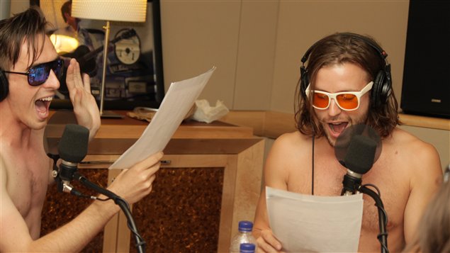 Jocelyn Lebeau et Francis Ducharme n'ont pas hésité à enfiler leurs maillots de bain et leurs lunettes de soleil pour interpréter Martine à la mer |©Radio-Canada/Philippe Couture Jocelyn Lebeau et Francis Ducharme n'ont pas hésité à enfiler leurs maillots de bain et leurs lunettes de soleil pour interpréter Martine à la mer |©Radio-Canada/Philippe Couture