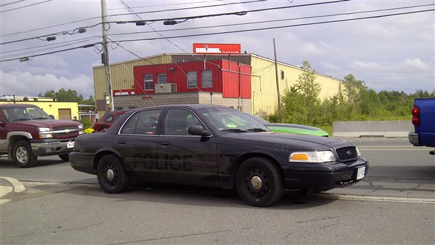 Une des voitures de police, à l'angle des rues Lasalle et Falconbridge