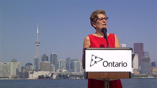 Kathleen Wynne a annoncé de nouvelles mesures pour éviter la chute des panneaux de verre des balcons.