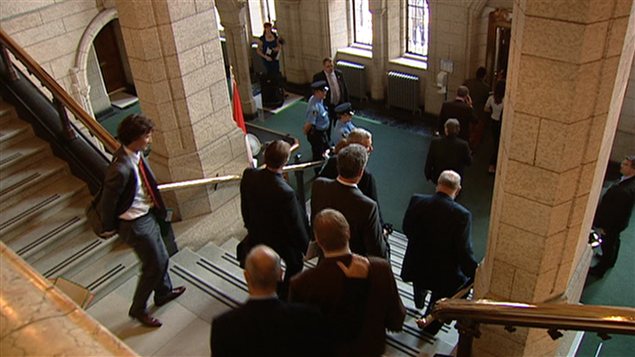 Les députés sortent du Parlement, le 21 juin.