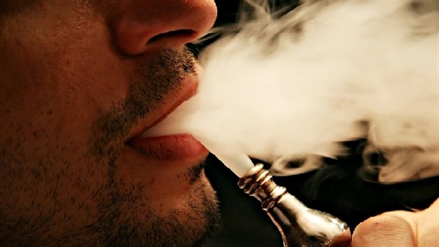 Un fumeur de chicha ou pipe à eau (archives).
