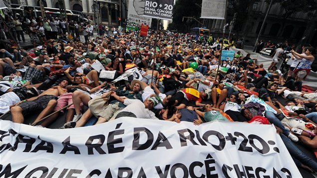 Des militants pro-environnement manifestent au centre-ville de Rio de Janeiro, au Br�sil, en marge de la conf�rence Rio 20