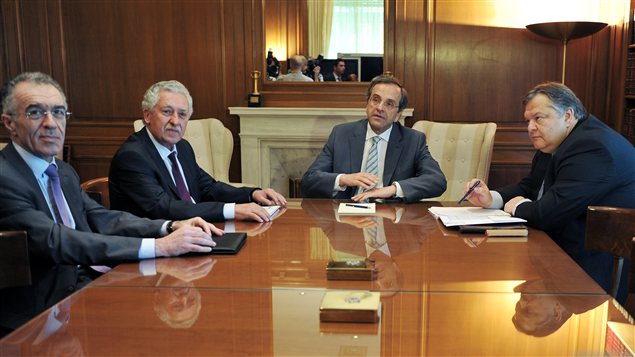 Le nouveau premier ministre, Antonis Samaras (centre), le chef de la Gauche démocratique, Fotis Kouvelis (deuxième à partir de la gauche), le nouveau ministre des Finances, Vassilis Rapanos (gauche) et le chef du Pasok, Evangelos Venizelos (droite).