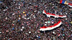 Des milliers de manifestants �gyptiens sont r�unis sur la place Tahrir pour d�noncer la mainmise des militaires sur le pouvoir.