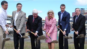 La première pelletée de terre du projet de réduction des émissions atmosphériques de la minière Vale, à Sudbury.