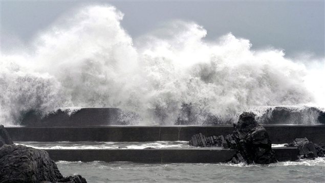 Une haute vague causée par un typhon déferle sur le port de Murato au Japon.