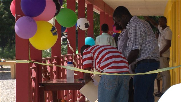 L'inauguration de l'orphelinat, sans Jacqueline Lessard