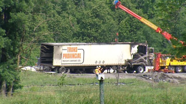 Un camion semi-remorque a percuté une barrière de béton sur l'autoroute 417.