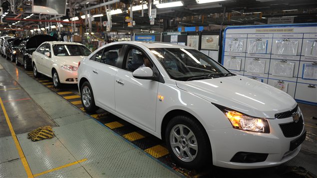 Des Chevrolet Cruz LTZ dans une usine de General Motors