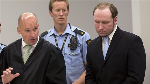 Anders Behring Breivik et son avocat, Geir Lippestad (22 juin 2012).