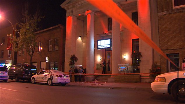 Les hommes ont été retrouvés près de ce bar du boulevard Saint-Laurent.