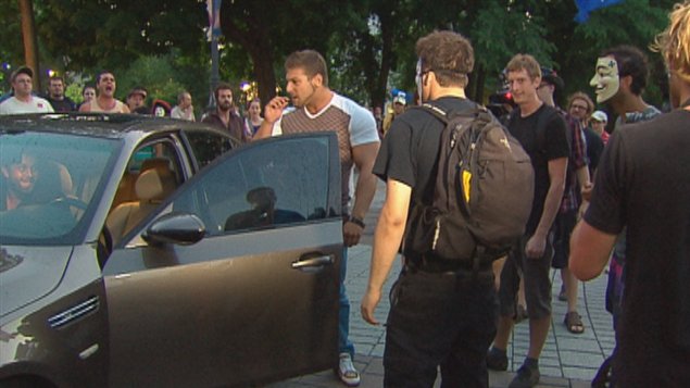 Une casserole aurait été lancée sur cette BMW qui passait à travers les manifestants.