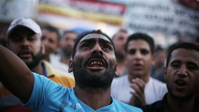 Des manifestants réunis place Tahrir, au Caire, samedi