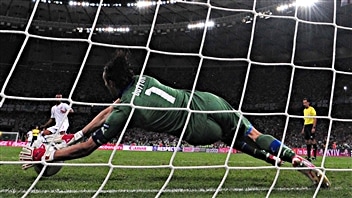 Gianluigi Buffon frustre Ashley Cole.
