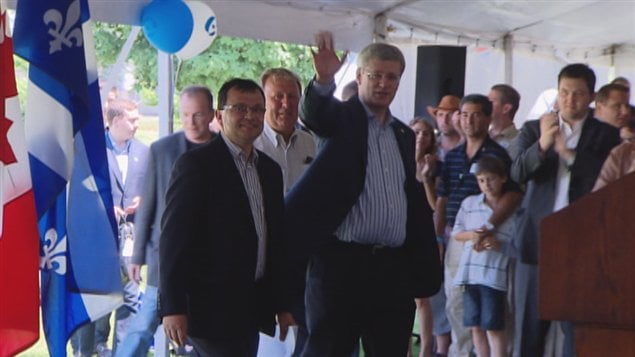 Le premier ministre Stephen Harper en compagnie du député conservateur Jacques Gourde.