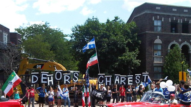 Des spectateurs du défilé de la fête nationale, portant la bannière du Réseau de résistance du Québécois, voulaient envoyer un message au premier ministre Jean Charest.