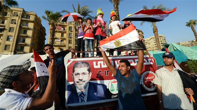 Des �gyptiens c�l�brent la victoire de Mohamed Morsi.