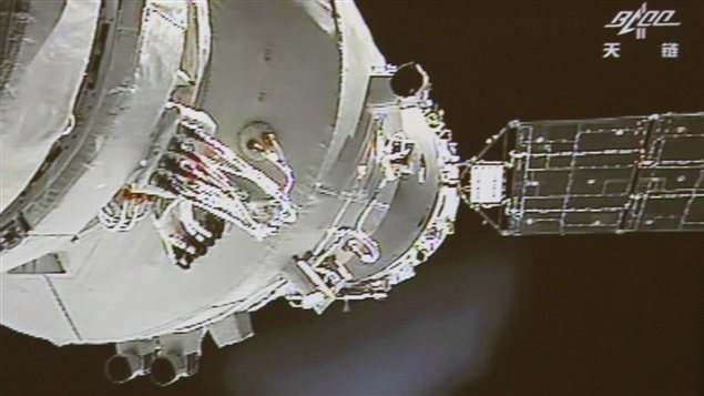 Le vaisseau spatial Shenzhou 9 s'amarrant manuellement au module orbital expérimental Tiangong 1